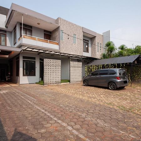 Reddoorz Plus Near Kelapa Dua Kebon Jeruk Jakarta Ngoại thất bức ảnh