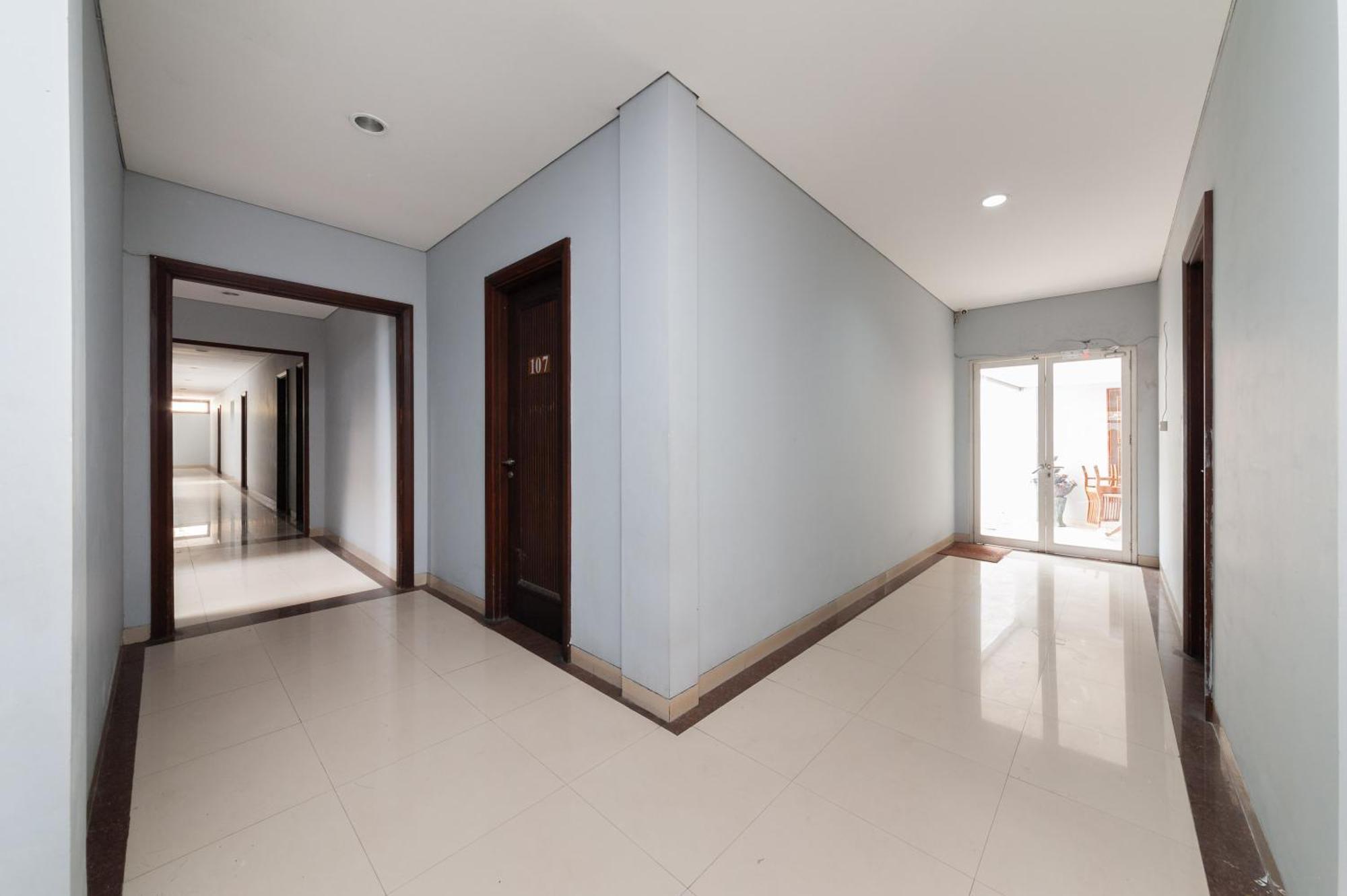 Reddoorz Plus Near Kelapa Dua Kebon Jeruk Jakarta Ngoại thất bức ảnh