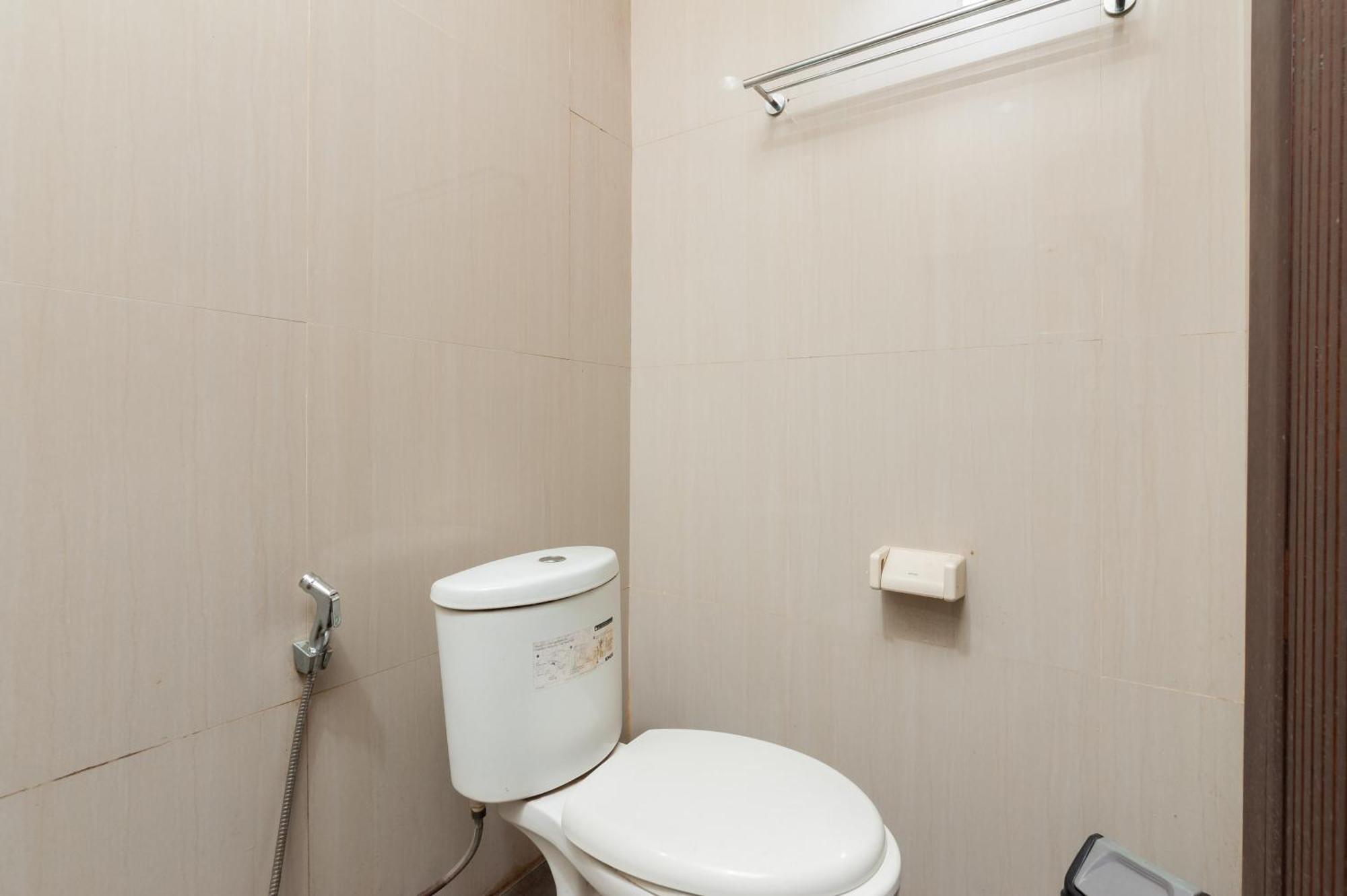 Reddoorz Plus Near Kelapa Dua Kebon Jeruk Jakarta Ngoại thất bức ảnh