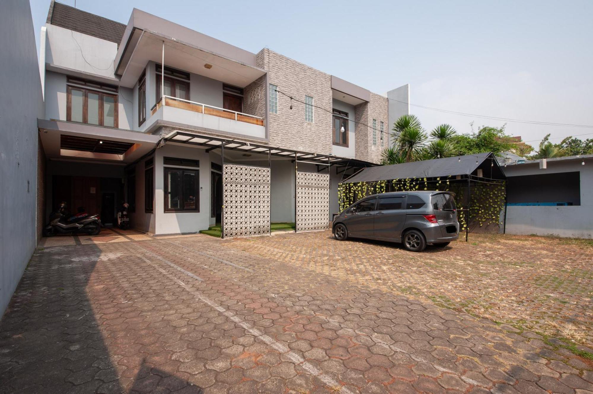 Reddoorz Plus Near Kelapa Dua Kebon Jeruk Jakarta Ngoại thất bức ảnh