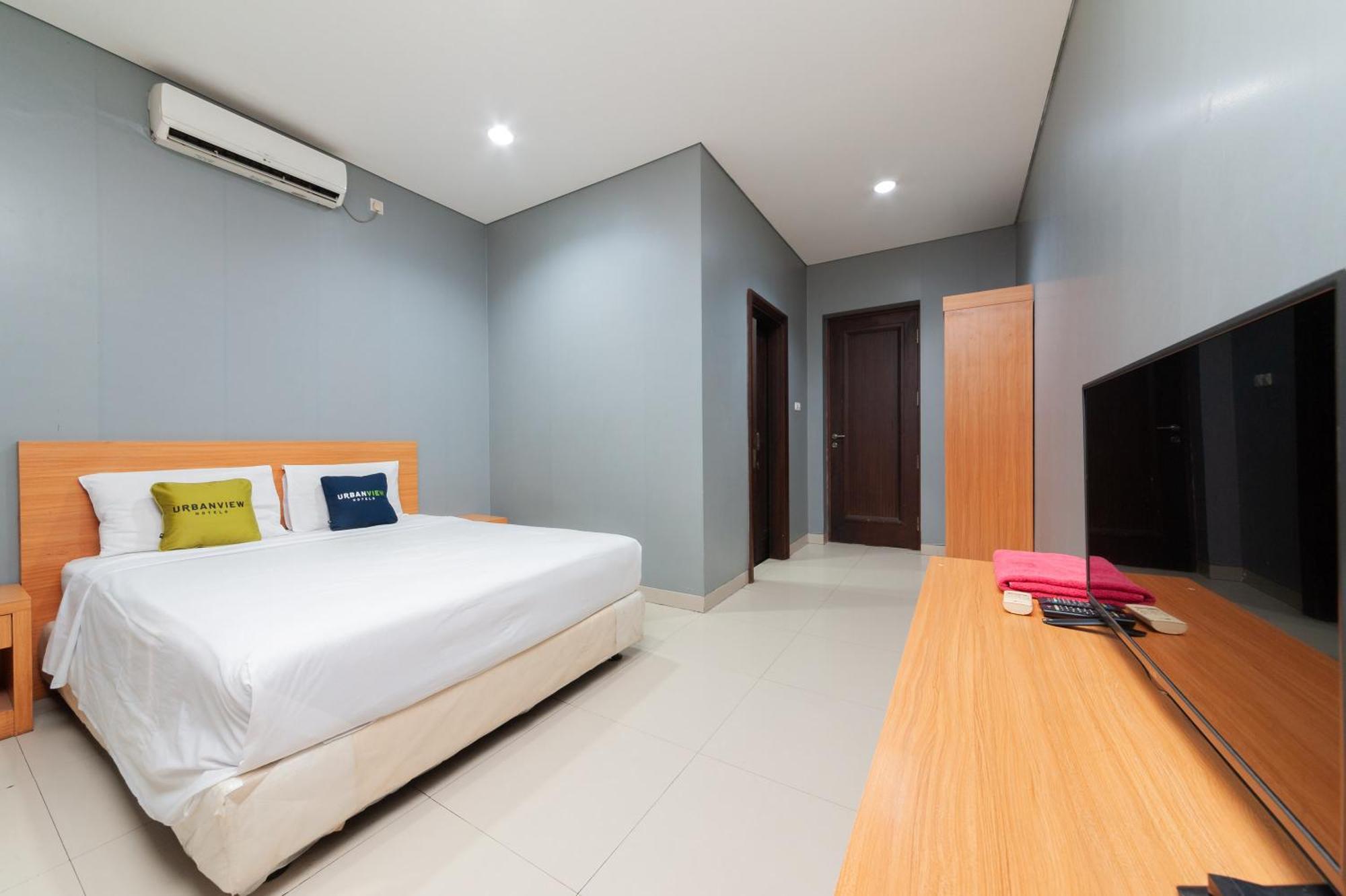 Reddoorz Plus Near Kelapa Dua Kebon Jeruk Jakarta Ngoại thất bức ảnh