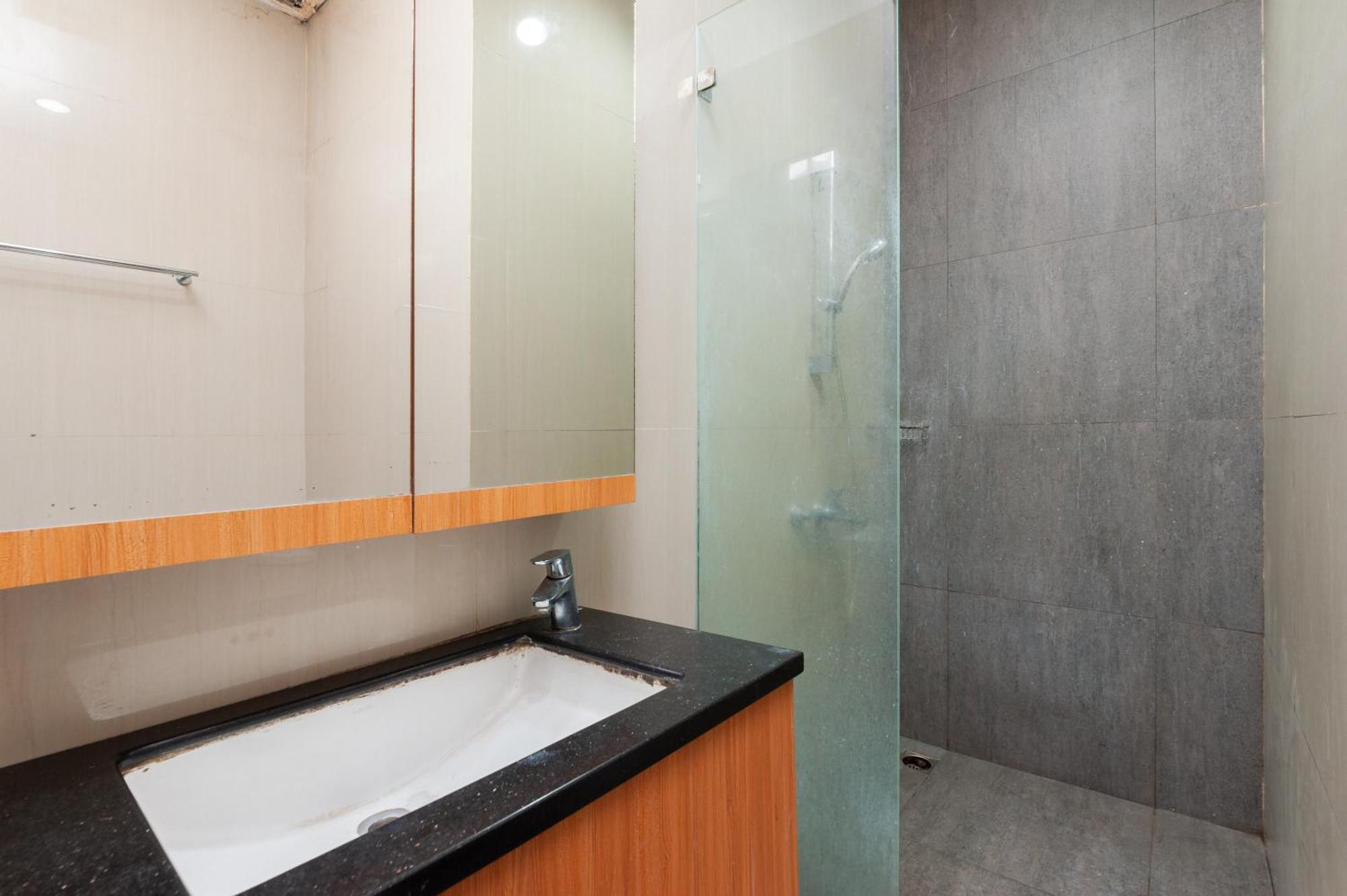 Reddoorz Plus Near Kelapa Dua Kebon Jeruk Jakarta Ngoại thất bức ảnh
