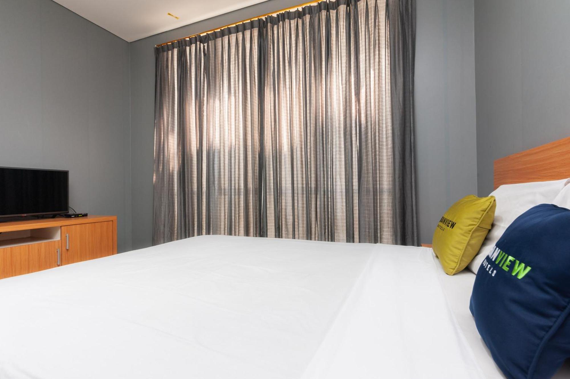 Reddoorz Plus Near Kelapa Dua Kebon Jeruk Jakarta Ngoại thất bức ảnh
