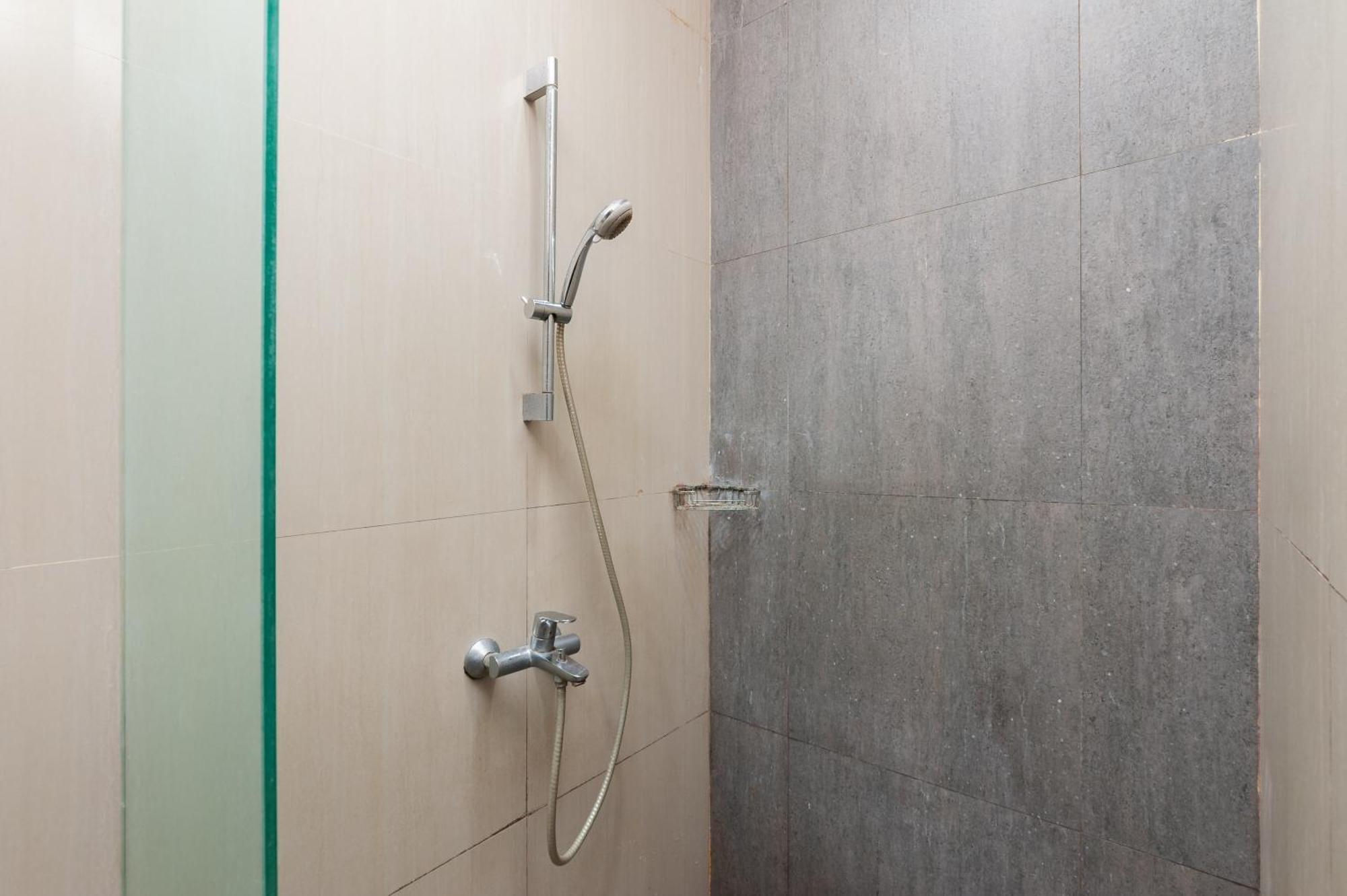 Reddoorz Plus Near Kelapa Dua Kebon Jeruk Jakarta Ngoại thất bức ảnh