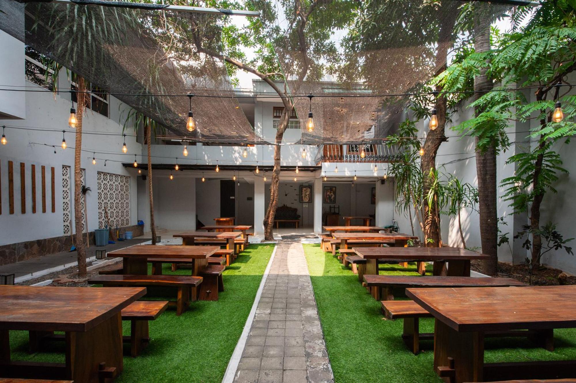 Reddoorz Plus Near Kelapa Dua Kebon Jeruk Jakarta Ngoại thất bức ảnh