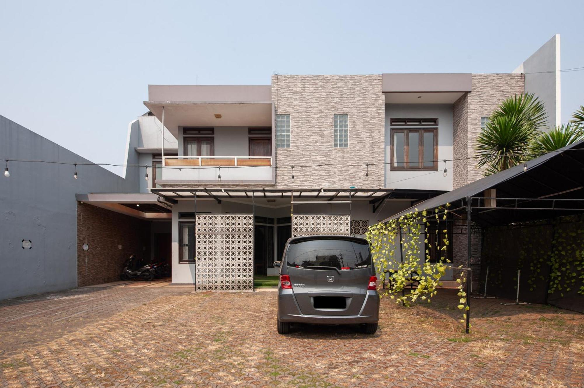 Reddoorz Plus Near Kelapa Dua Kebon Jeruk Jakarta Ngoại thất bức ảnh