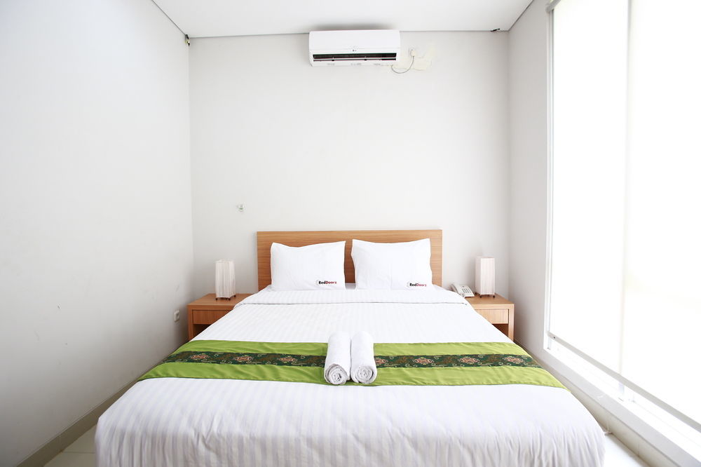 Reddoorz Plus Near Kelapa Dua Kebon Jeruk Jakarta Ngoại thất bức ảnh