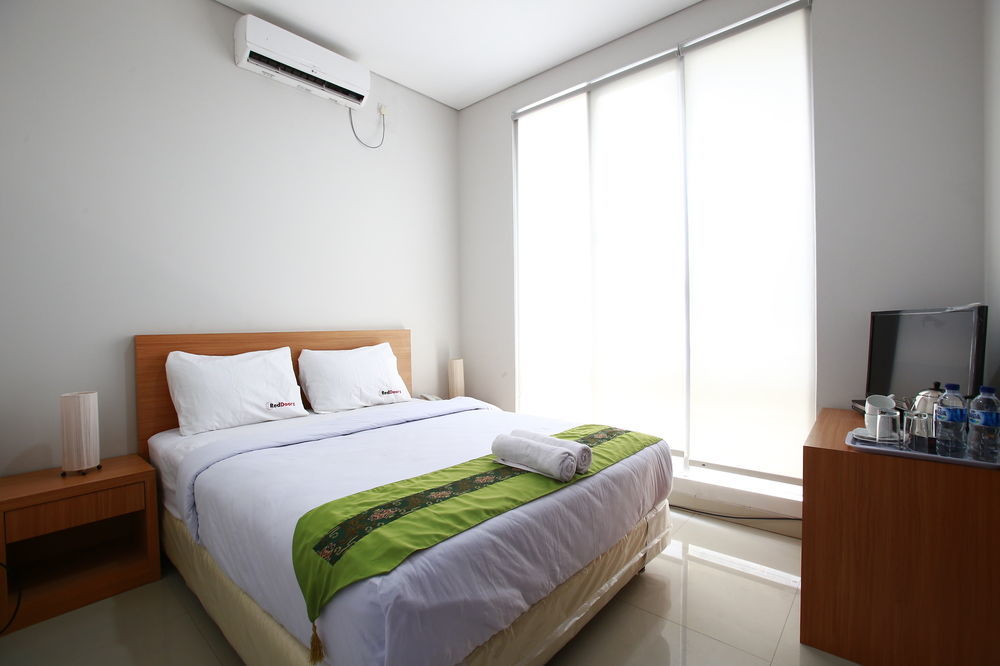 Reddoorz Plus Near Kelapa Dua Kebon Jeruk Jakarta Ngoại thất bức ảnh