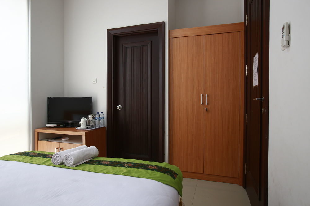 Reddoorz Plus Near Kelapa Dua Kebon Jeruk Jakarta Ngoại thất bức ảnh