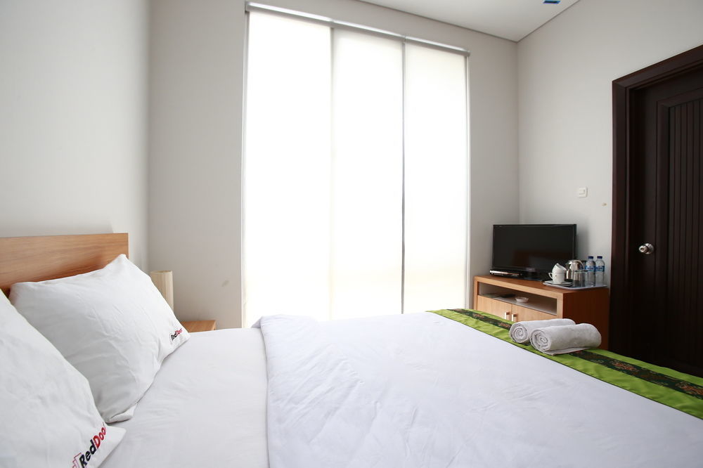 Reddoorz Plus Near Kelapa Dua Kebon Jeruk Jakarta Ngoại thất bức ảnh