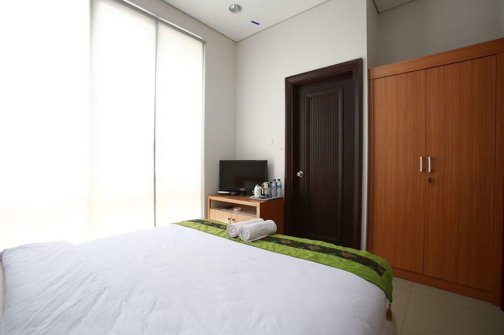 Reddoorz Plus Near Kelapa Dua Kebon Jeruk Jakarta Ngoại thất bức ảnh