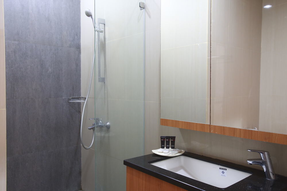 Reddoorz Plus Near Kelapa Dua Kebon Jeruk Jakarta Ngoại thất bức ảnh