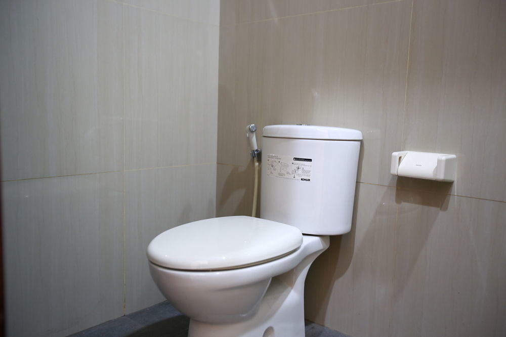 Reddoorz Plus Near Kelapa Dua Kebon Jeruk Jakarta Ngoại thất bức ảnh
