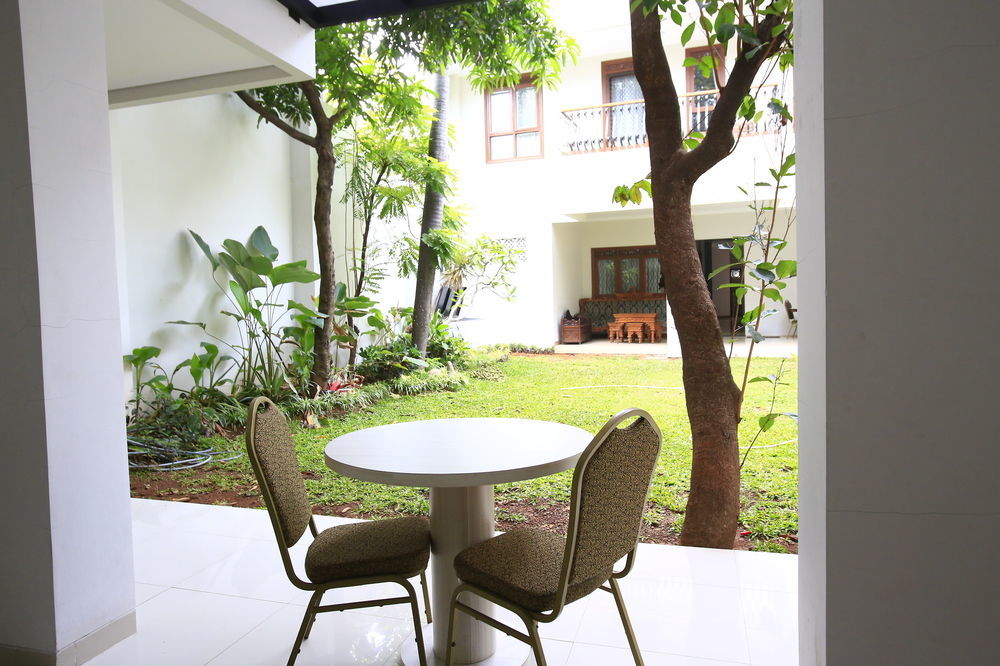 Reddoorz Plus Near Kelapa Dua Kebon Jeruk Jakarta Ngoại thất bức ảnh