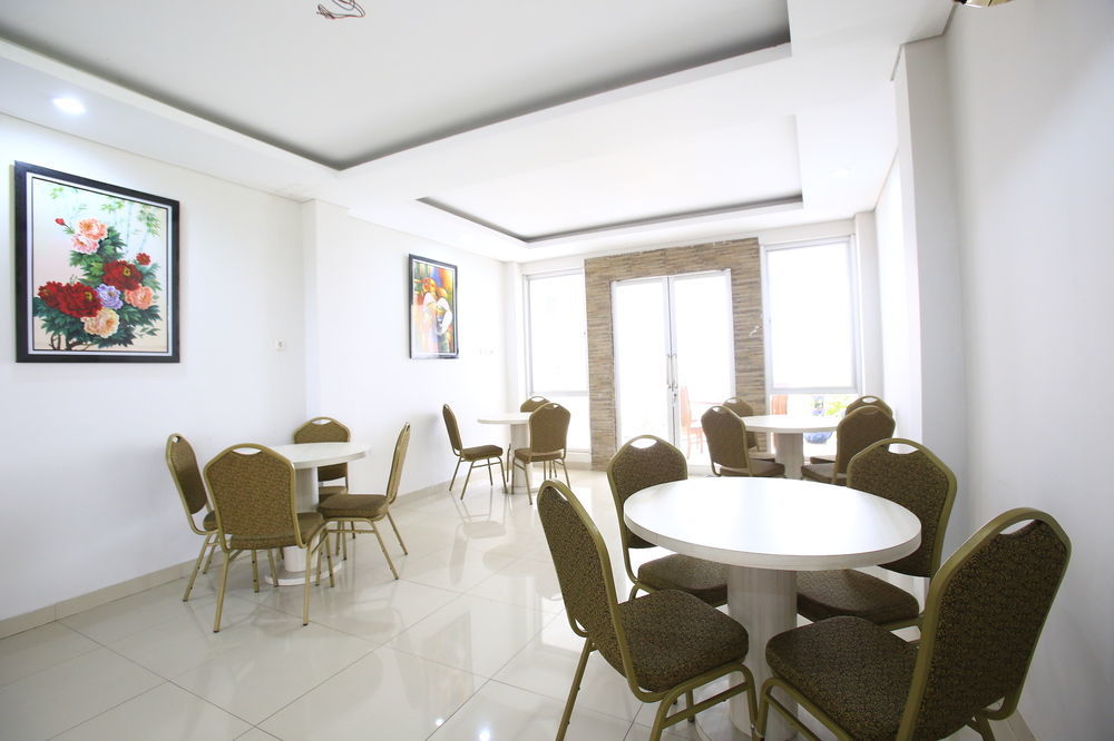 Reddoorz Plus Near Kelapa Dua Kebon Jeruk Jakarta Ngoại thất bức ảnh