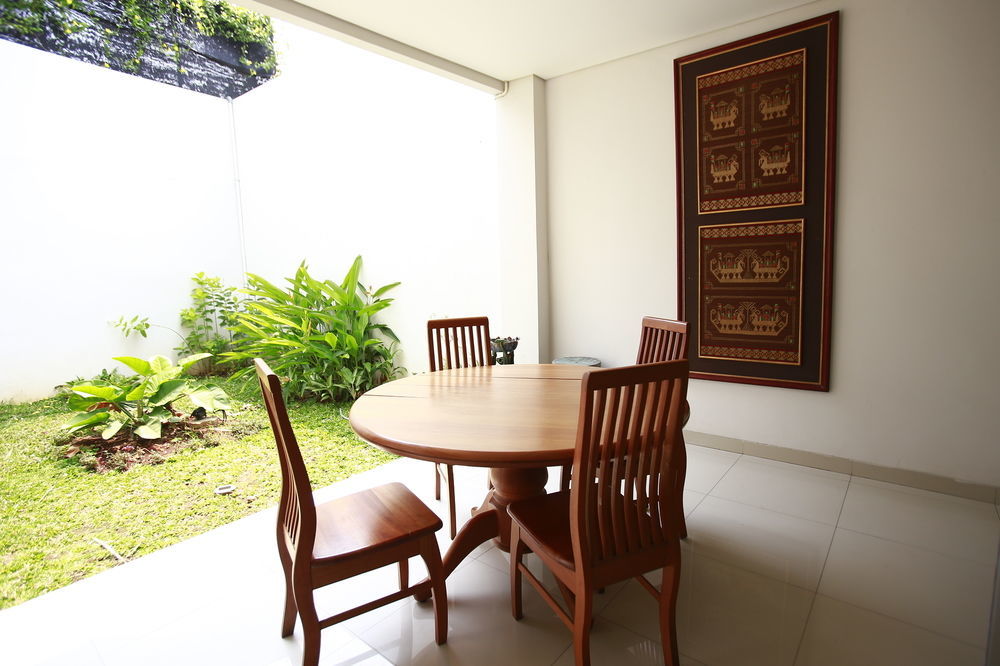 Reddoorz Plus Near Kelapa Dua Kebon Jeruk Jakarta Ngoại thất bức ảnh