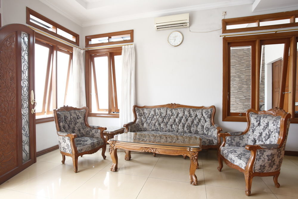 Reddoorz Plus Near Kelapa Dua Kebon Jeruk Jakarta Ngoại thất bức ảnh