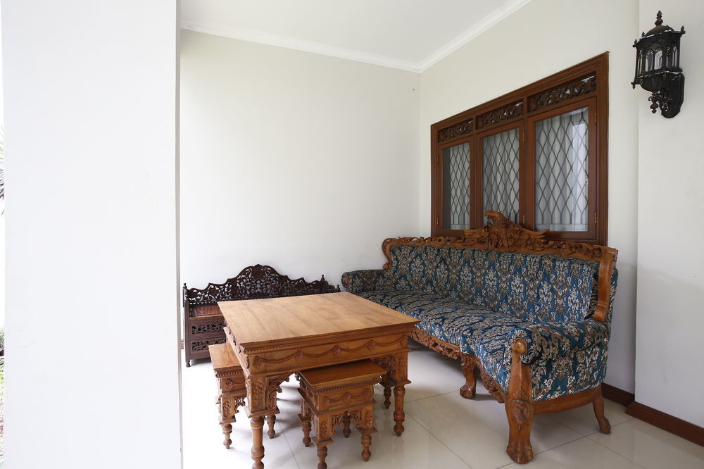 Reddoorz Plus Near Kelapa Dua Kebon Jeruk Jakarta Ngoại thất bức ảnh