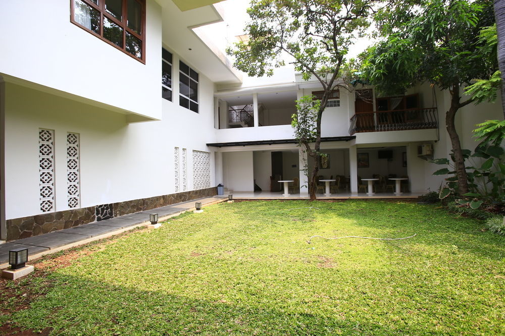 Reddoorz Plus Near Kelapa Dua Kebon Jeruk Jakarta Ngoại thất bức ảnh