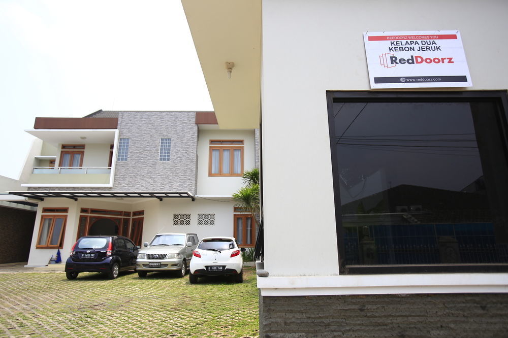 Reddoorz Plus Near Kelapa Dua Kebon Jeruk Jakarta Ngoại thất bức ảnh