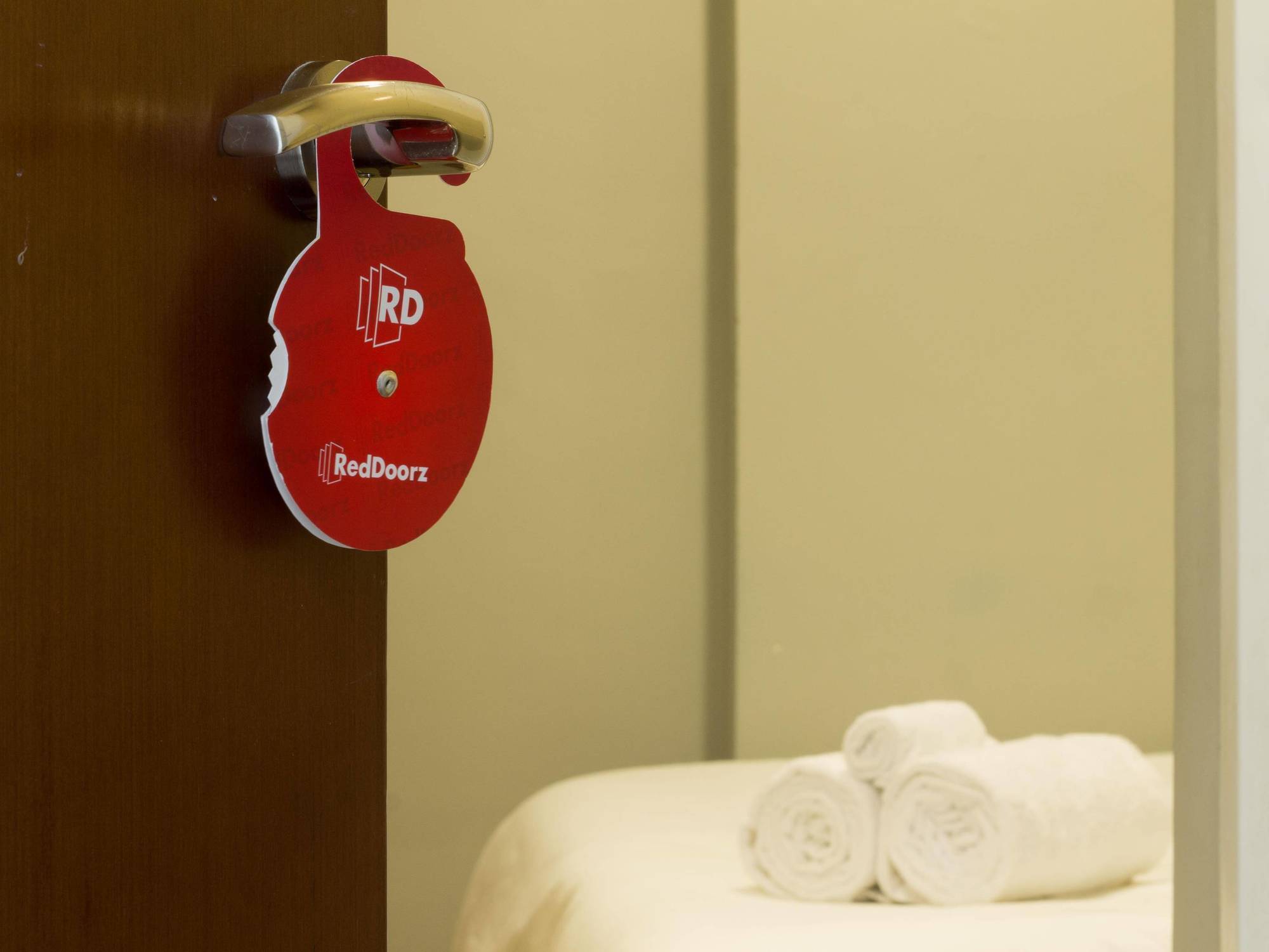 Reddoorz Plus Near Kelapa Dua Kebon Jeruk Jakarta Ngoại thất bức ảnh