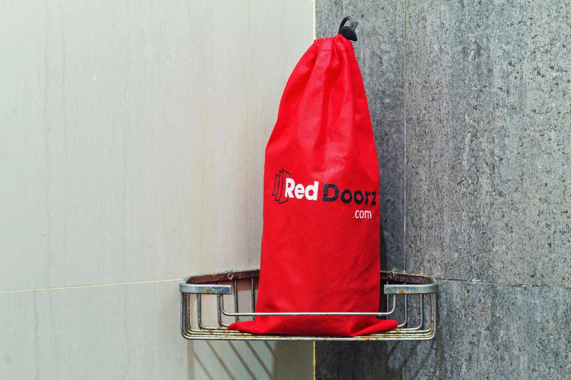 Reddoorz Plus Near Kelapa Dua Kebon Jeruk Jakarta Ngoại thất bức ảnh