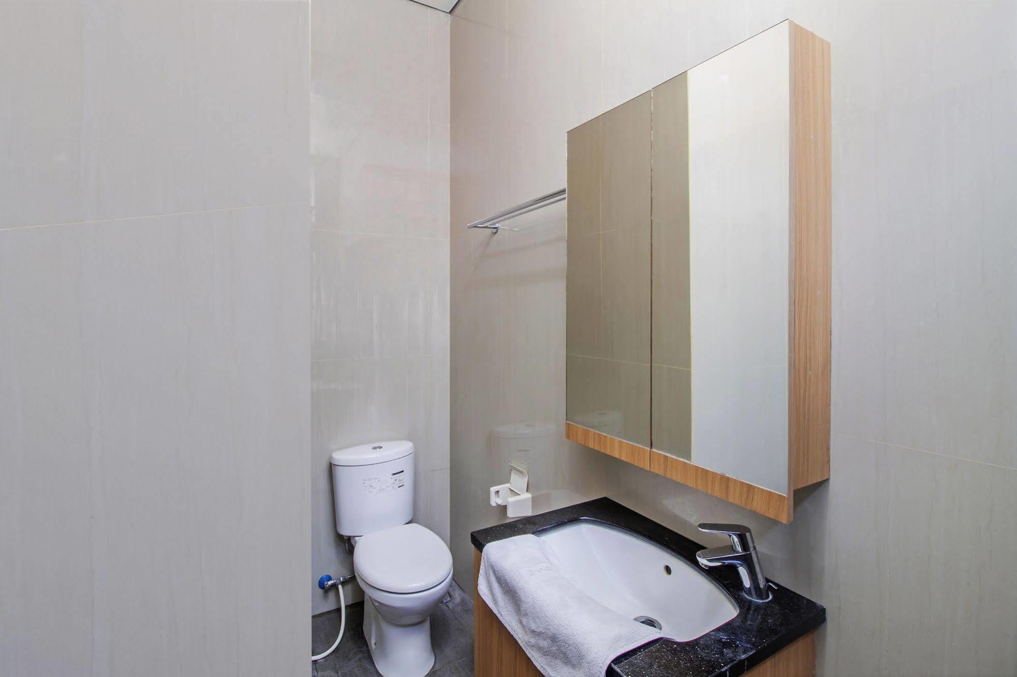 Reddoorz Plus Near Kelapa Dua Kebon Jeruk Jakarta Ngoại thất bức ảnh