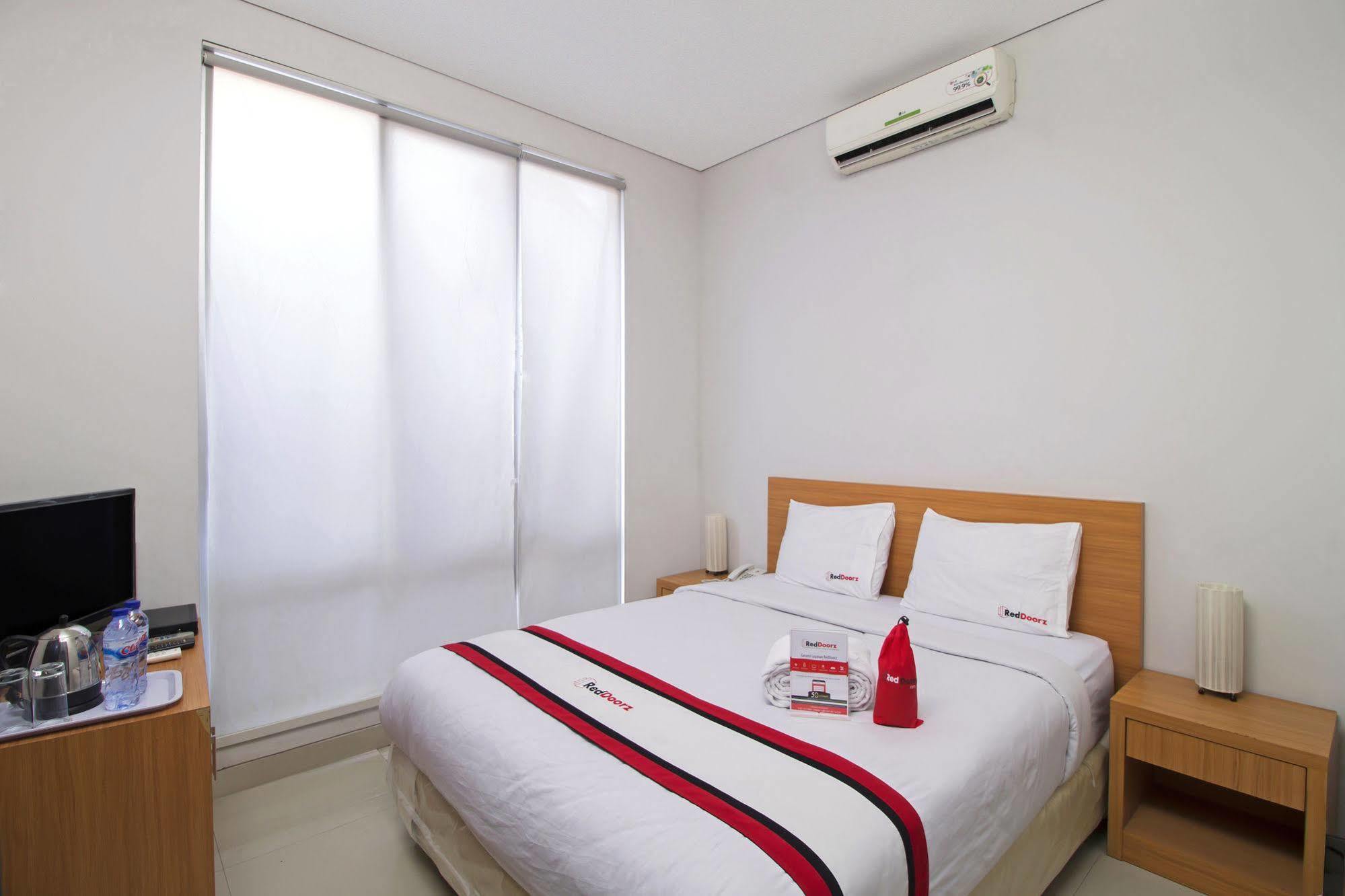 Reddoorz Plus Near Kelapa Dua Kebon Jeruk Jakarta Ngoại thất bức ảnh