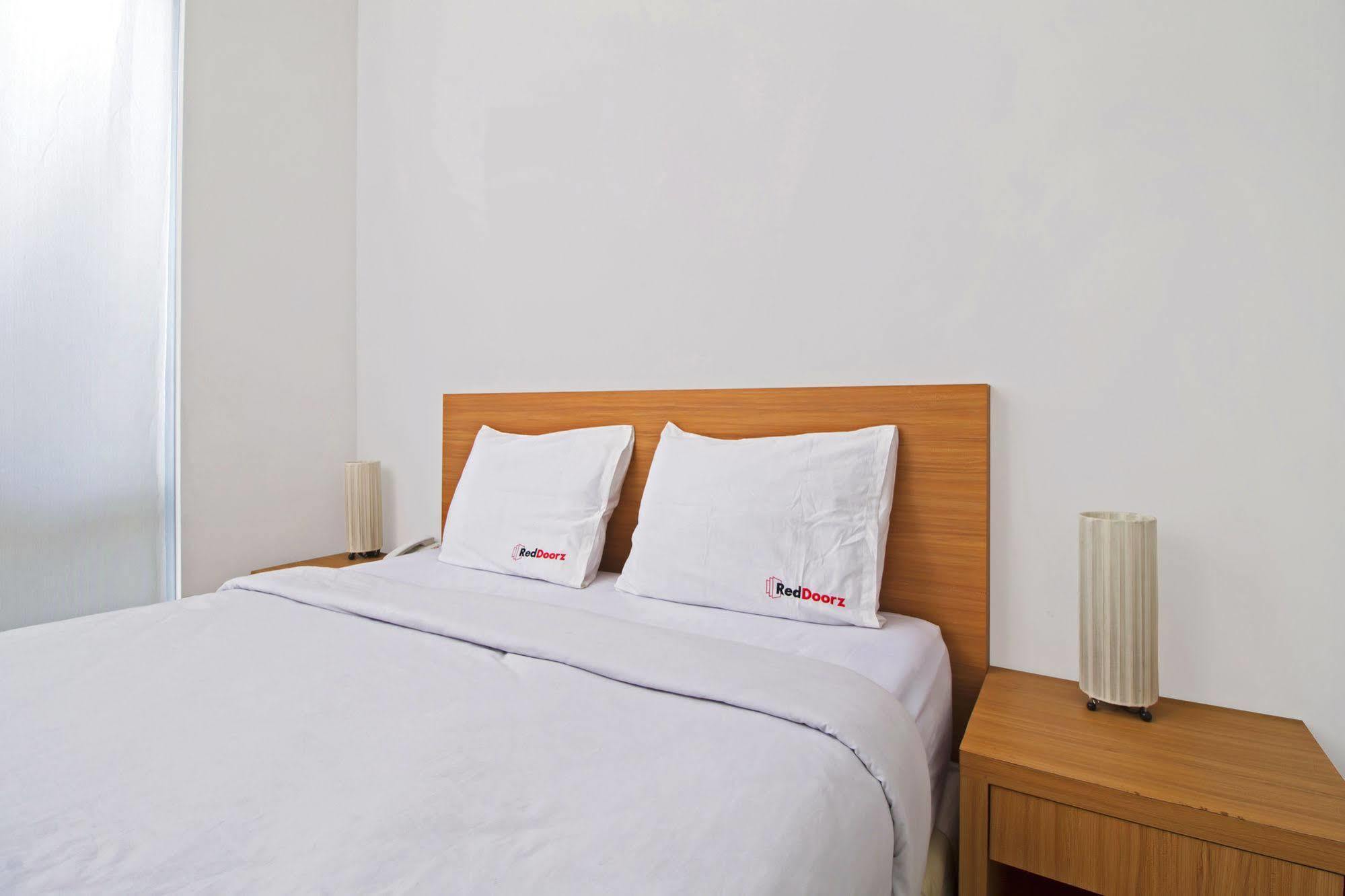 Reddoorz Plus Near Kelapa Dua Kebon Jeruk Jakarta Ngoại thất bức ảnh