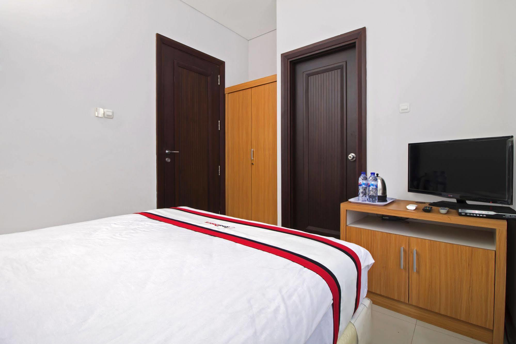 Reddoorz Plus Near Kelapa Dua Kebon Jeruk Jakarta Ngoại thất bức ảnh