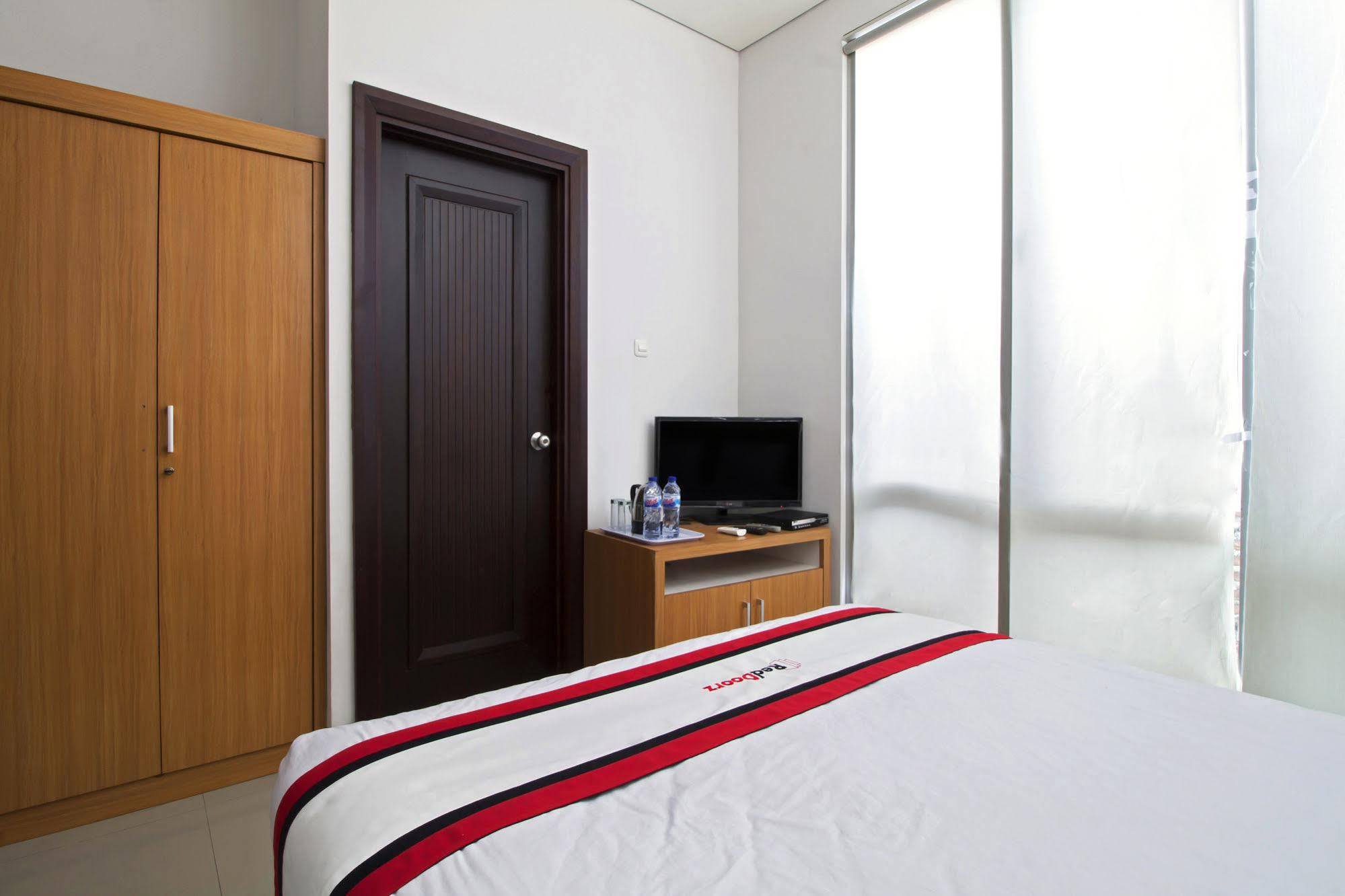 Reddoorz Plus Near Kelapa Dua Kebon Jeruk Jakarta Ngoại thất bức ảnh