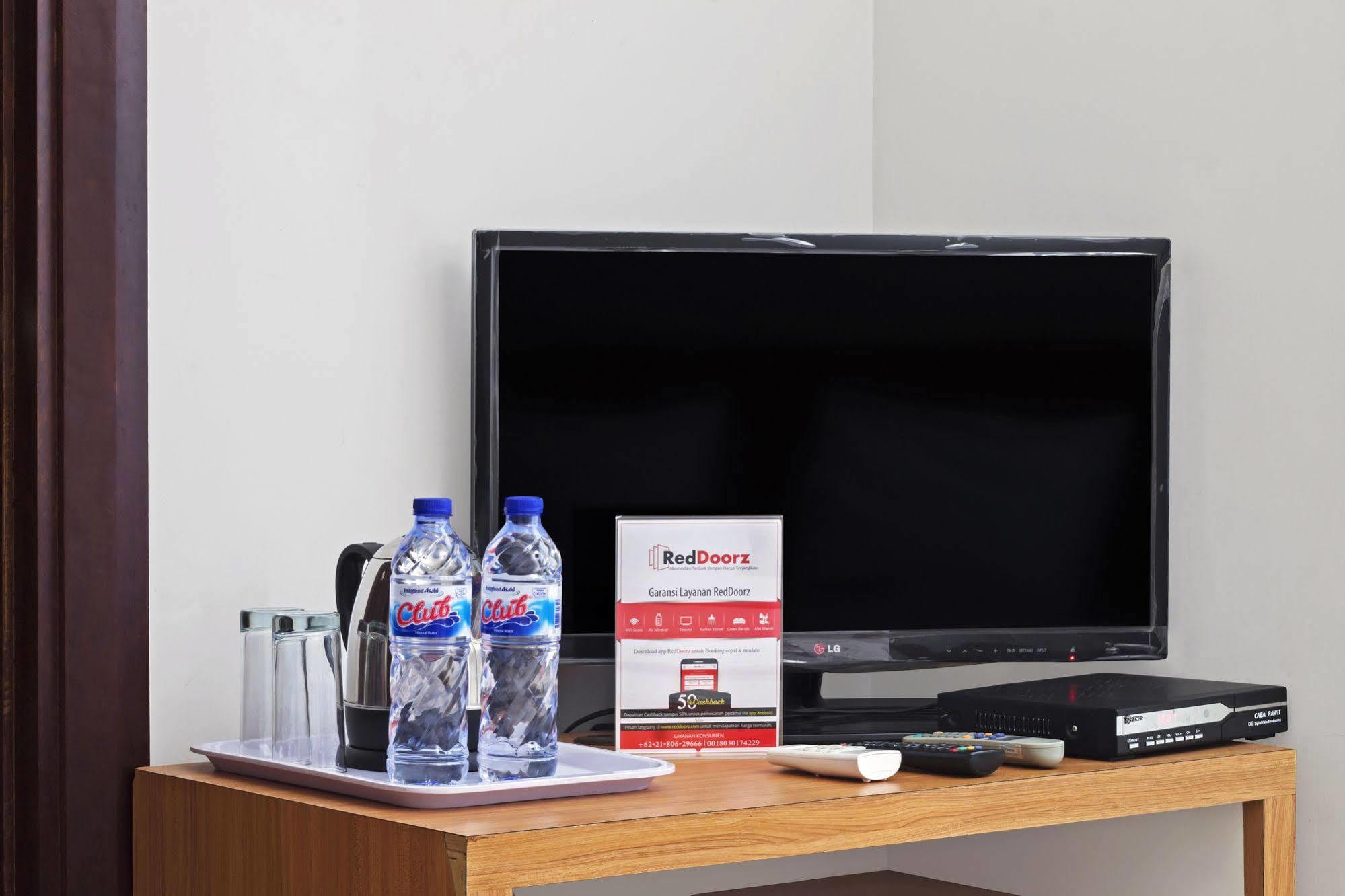 Reddoorz Plus Near Kelapa Dua Kebon Jeruk Jakarta Ngoại thất bức ảnh