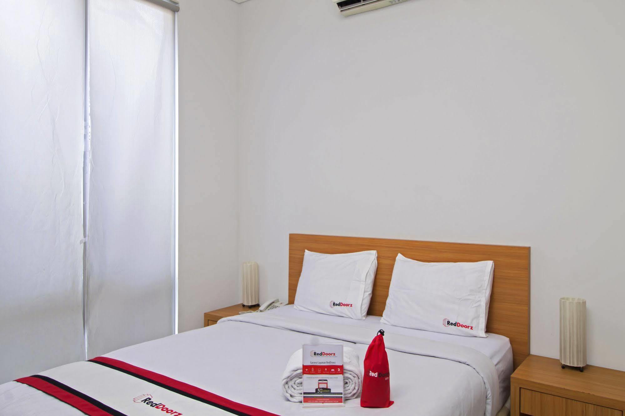 Reddoorz Plus Near Kelapa Dua Kebon Jeruk Jakarta Ngoại thất bức ảnh