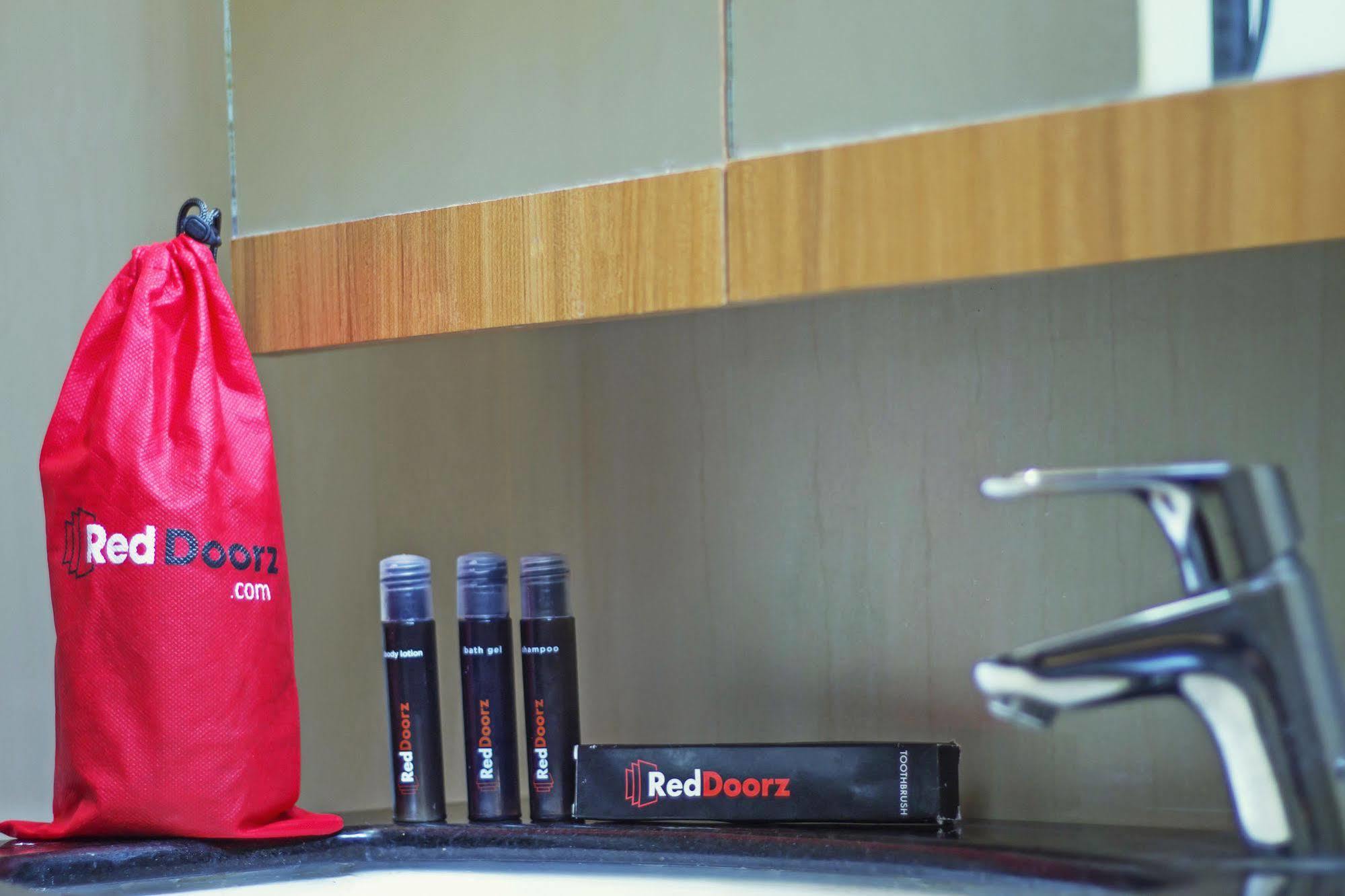 Reddoorz Plus Near Kelapa Dua Kebon Jeruk Jakarta Ngoại thất bức ảnh