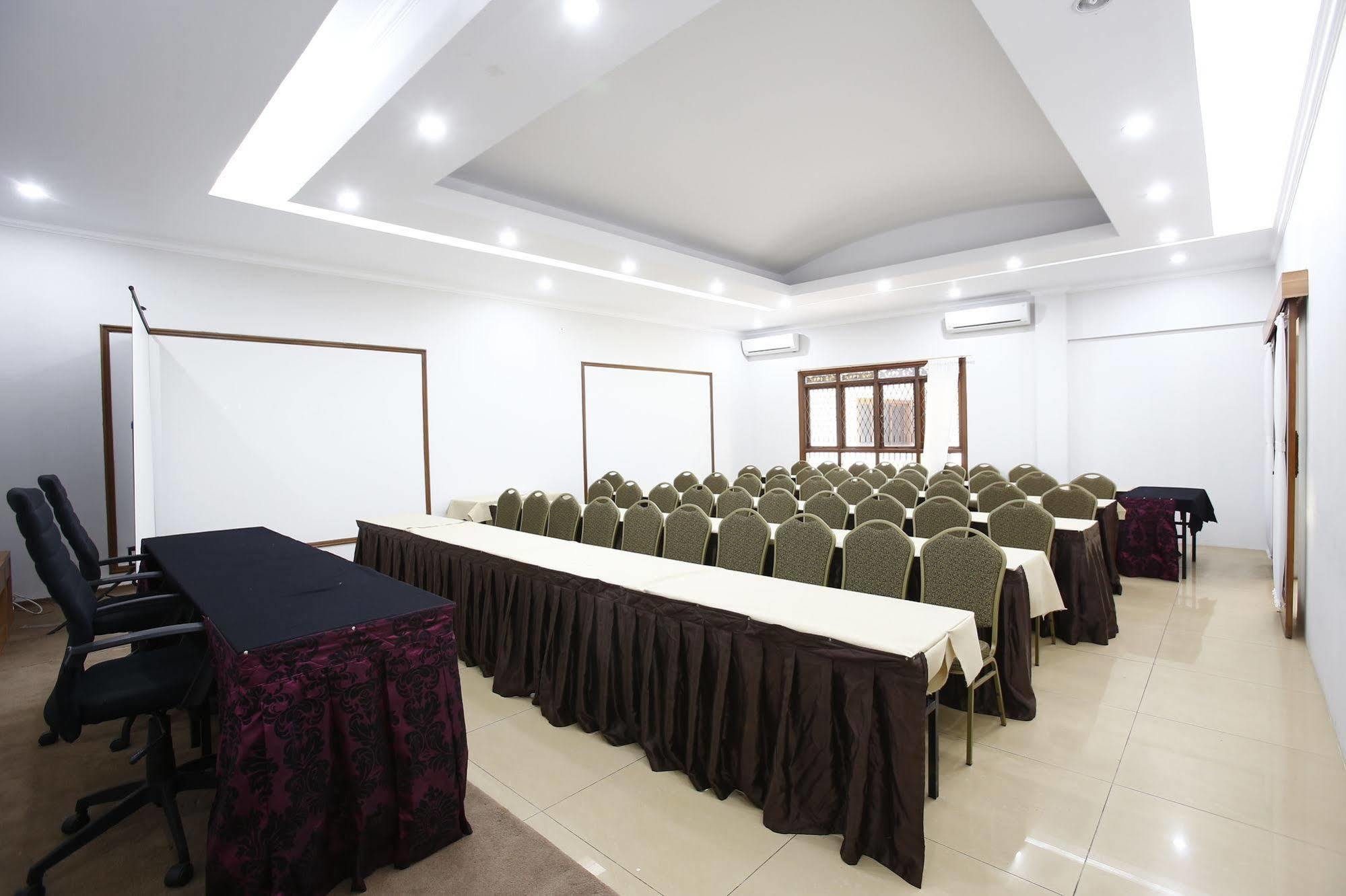 Reddoorz Plus Near Kelapa Dua Kebon Jeruk Jakarta Ngoại thất bức ảnh